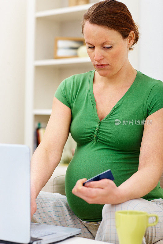 孕妇在笔记本网上购物