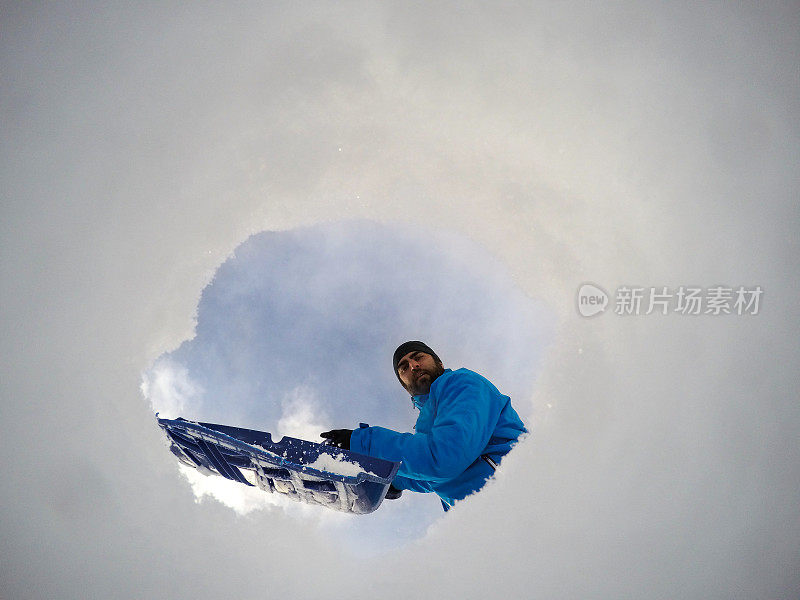 警察在挖洞，从里面可以看到雪