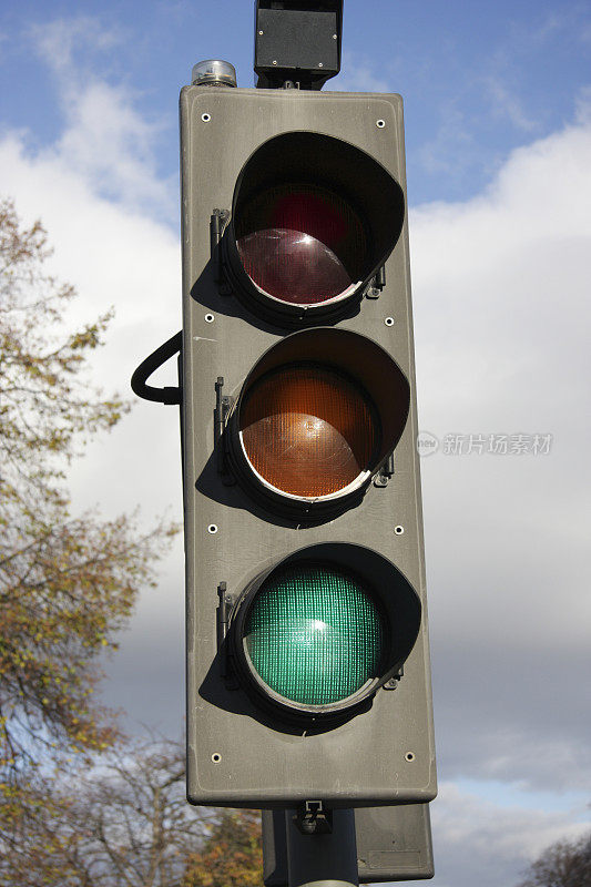 把交通灯调成绿色