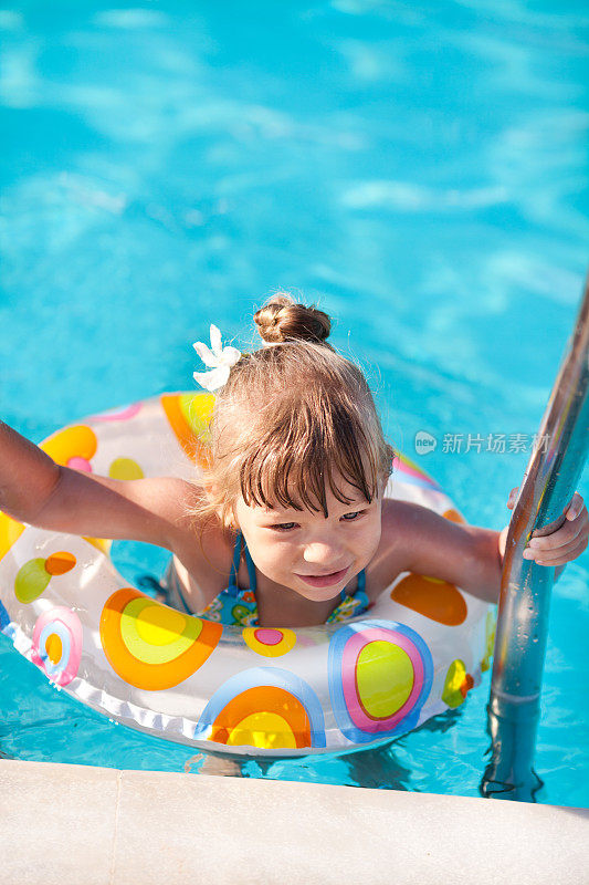 快乐的小女孩在池子里