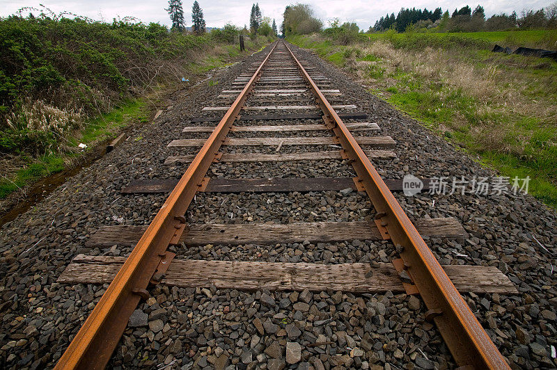 铁路通向地平线