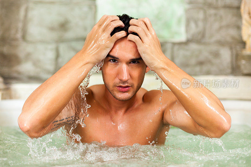 年轻男子在热水浴缸里