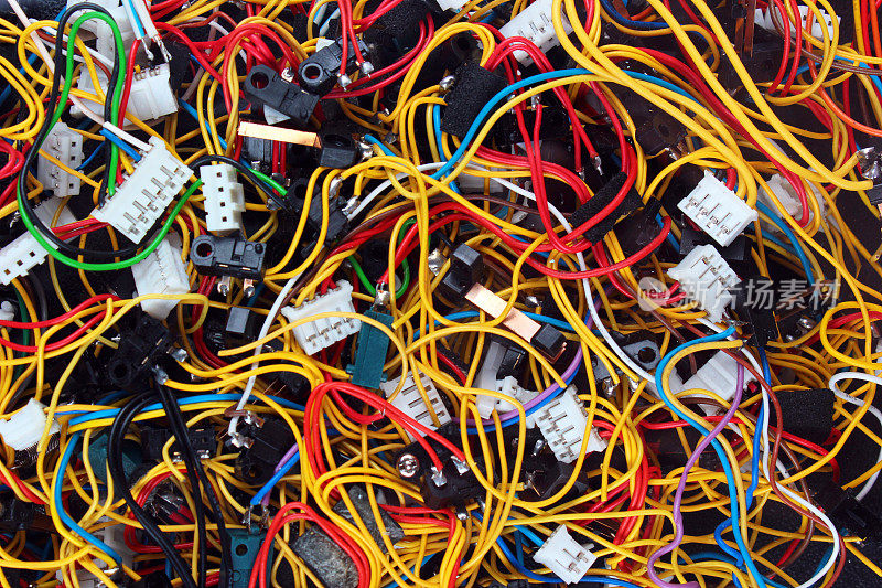 五颜六色的电缆、电线和连接器
