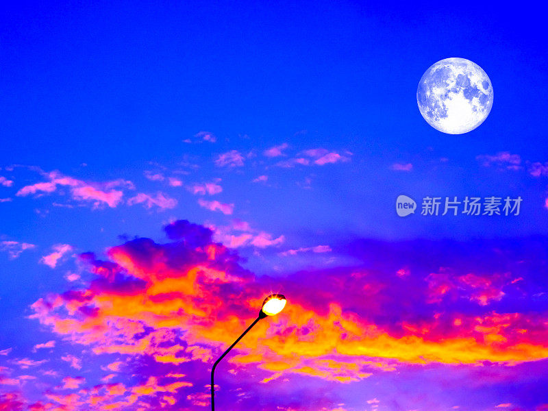 晚上有超级月亮和彩云