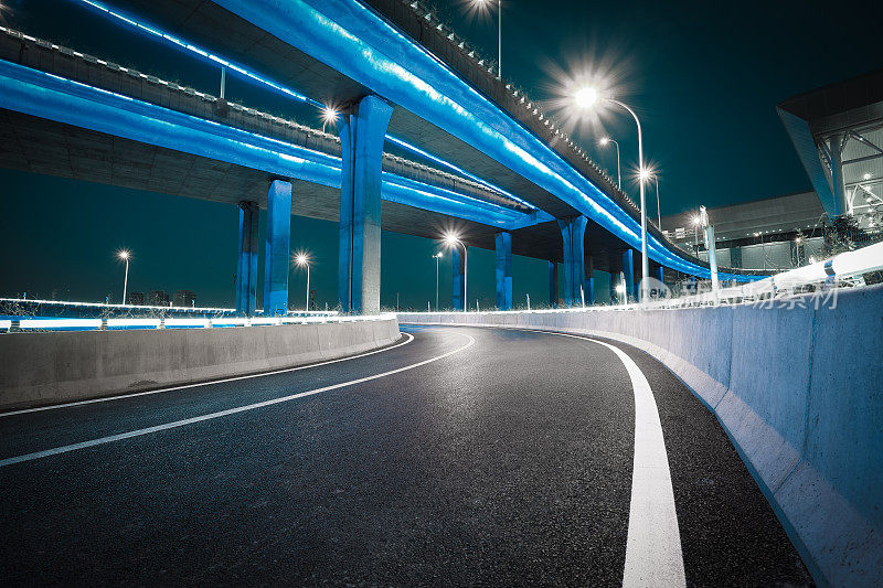 空路楼与城市高架桥霓虹夜景