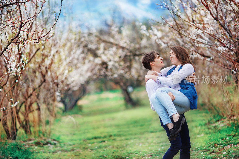 在杏花园里，一个男人抱着一个女人