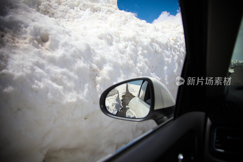 车窗外是雪山