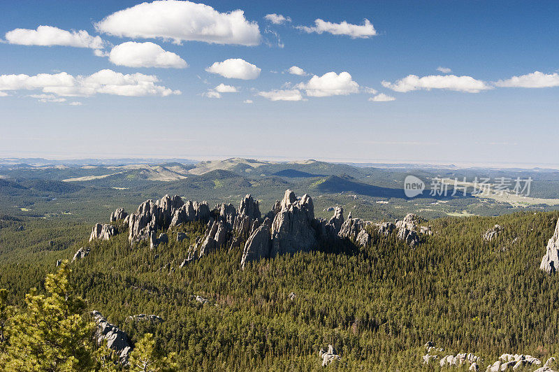 高耸的多岩石的布莱克山在山景之上