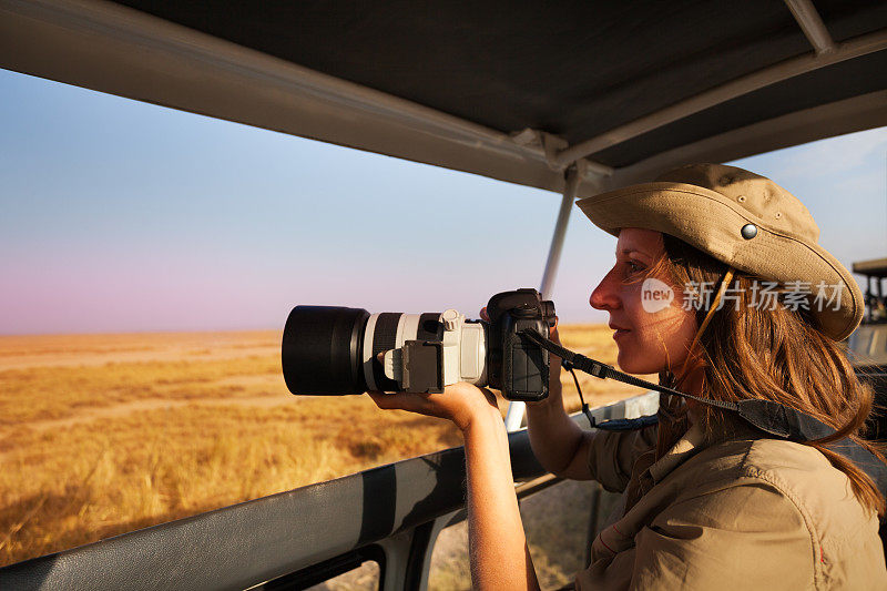 在萨凡纳的狩猎吉普车上拍照的女人