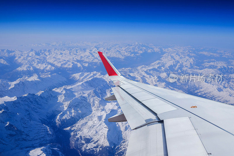 从飞机窗口看雪山