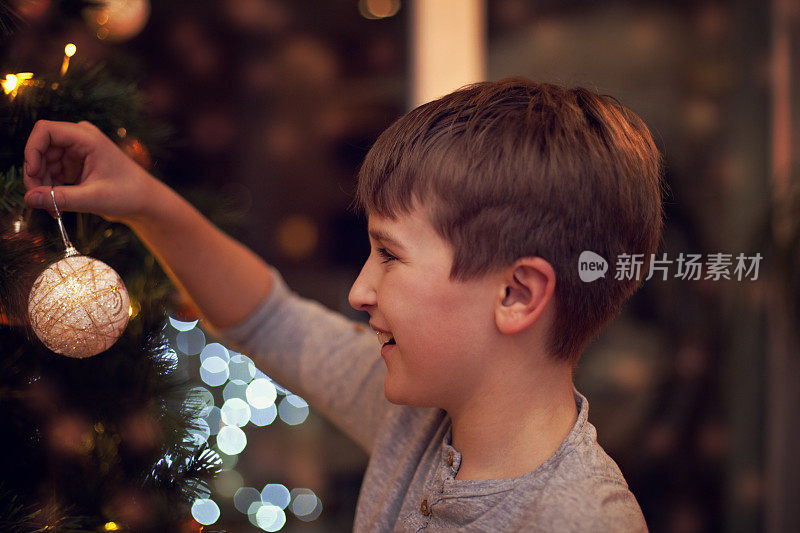 儿童装饰圣诞树