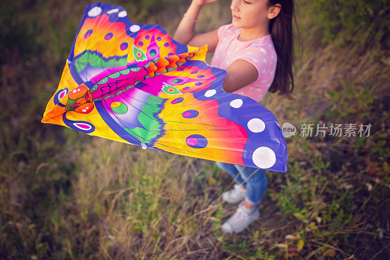玩风筝的小女孩
