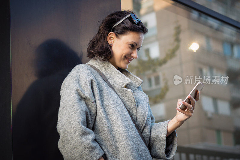 快乐的女人用手机。