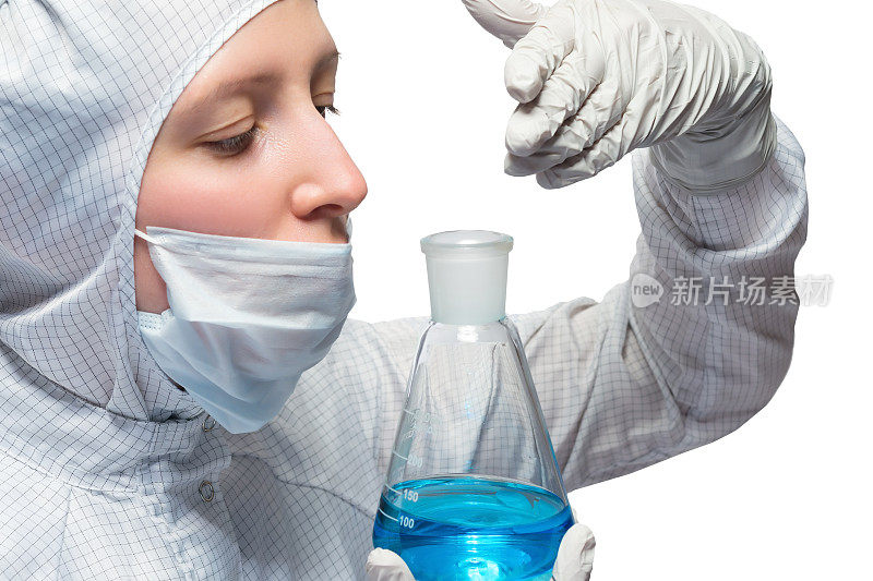 年轻的女科学家在一个烧瓶里制服闻液体，隔离在白色