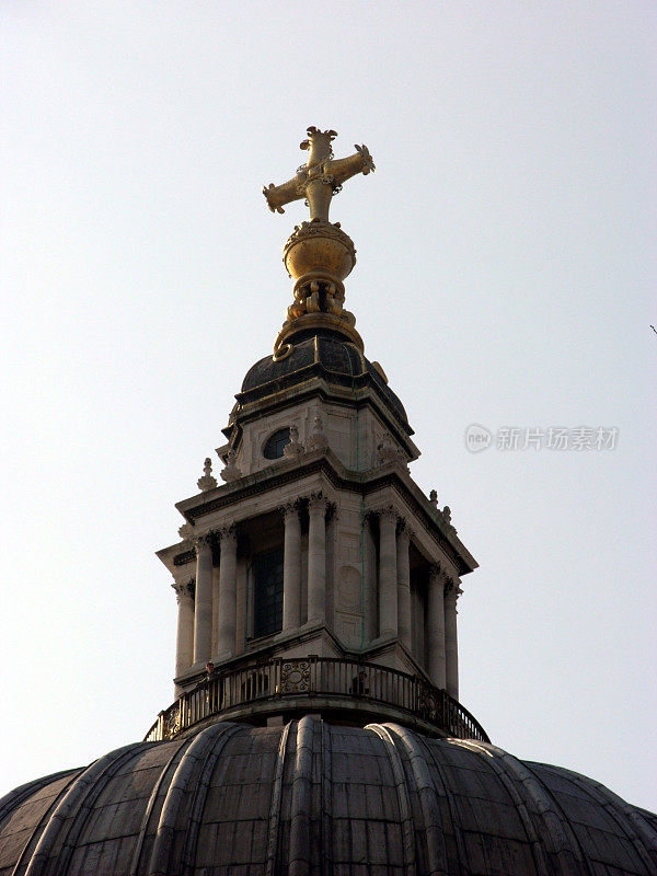 圣保罗塔尖上的十字架