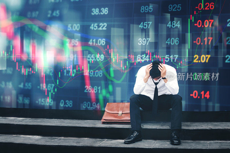 疲惫或紧张的商人坐在人行道上恐慌的数字股市金融背景