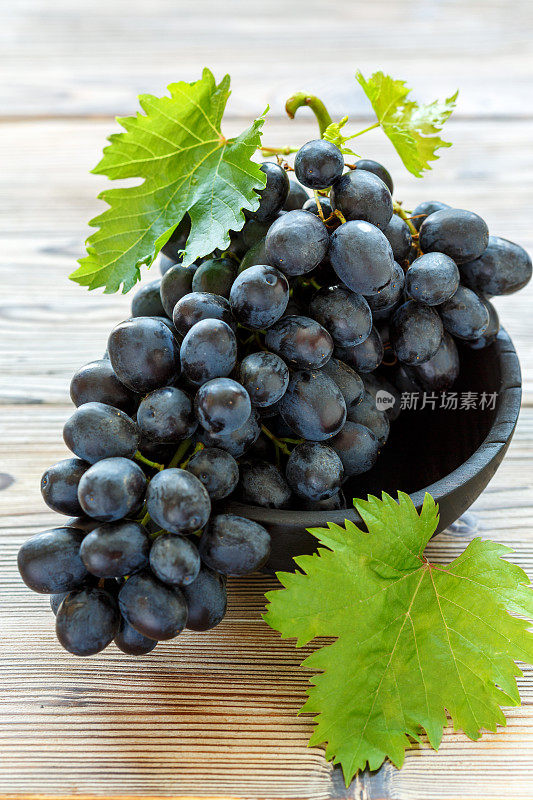 老碗里装着成熟的黑葡萄。
