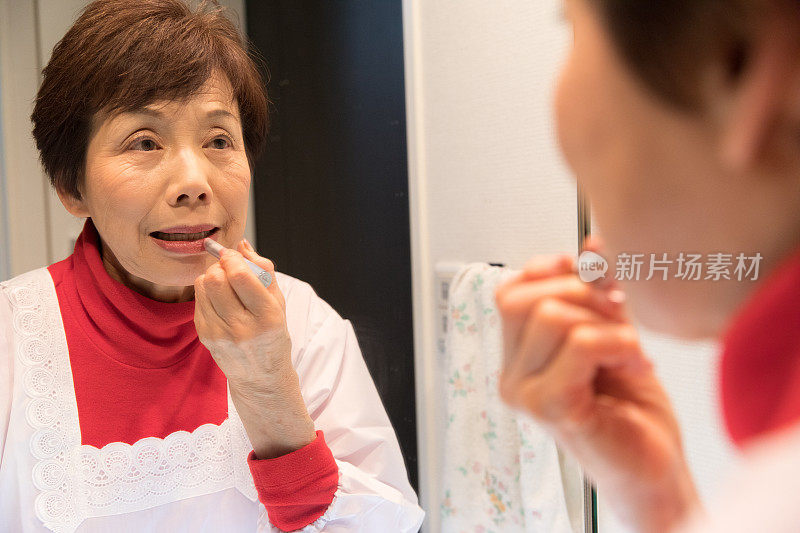 化妆的日本老年妇女