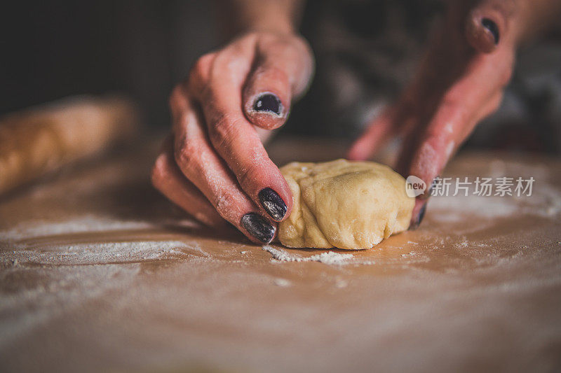 制作手工披萨卷