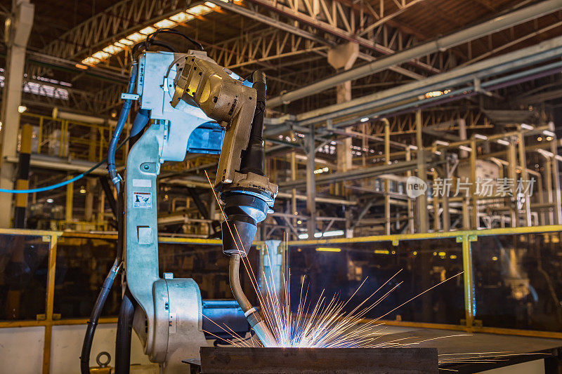 工业机器人正在汽车装配厂试运行新程序