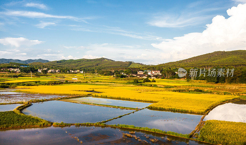 从高铁上看中国南方美丽的乡村景色