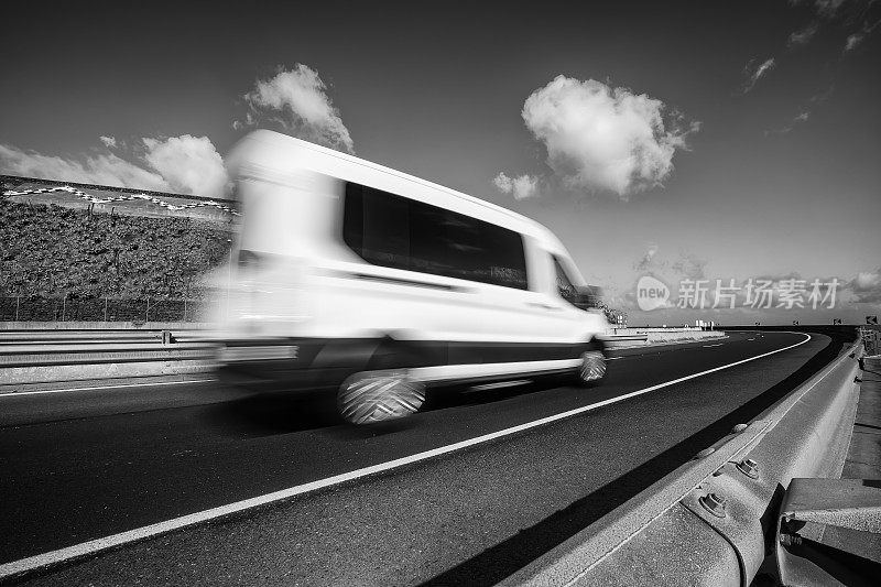 道路上模糊不清的汽车