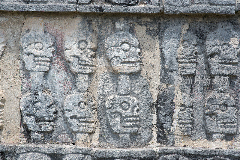 奇琴伊察玛雅遗址的多个头骨石刻