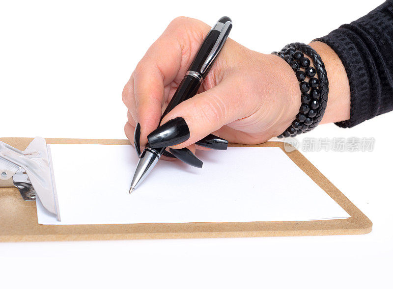 女性修剪过的黑色手准备在写字板上签名或写字
