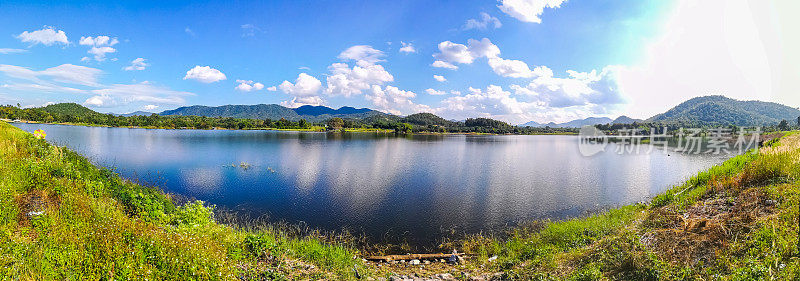 湖和山的景观与多云的蓝天在广阔的全景