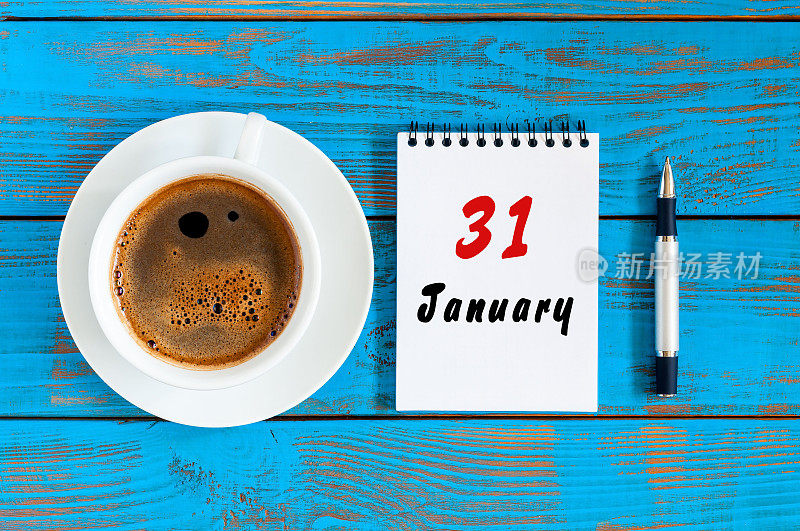 1月31日。月31日，日历上的蓝色木制办公室工作背景。冬天的工作概念
