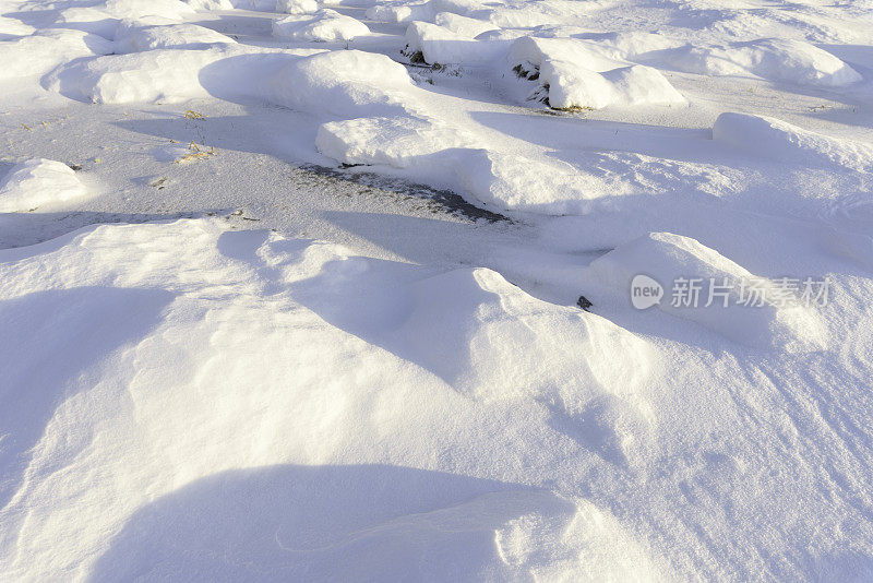 雪堆、风在雪面上雕刻出图案