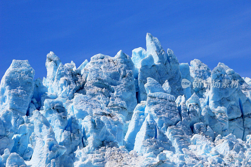 在基奈峡湾的阿利克冰川冰雕的特写，巨大的哈定冰原的一部分，阿拉斯加
