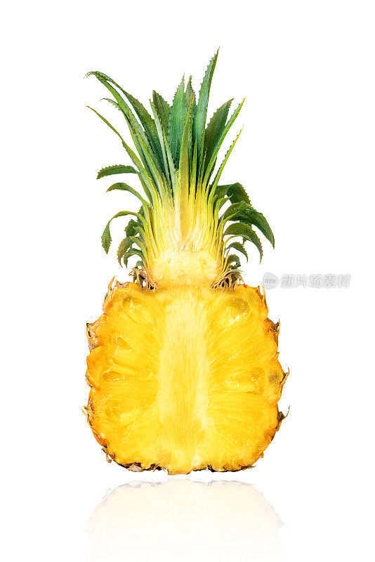 半片小菠萝，单独放在白色背景上