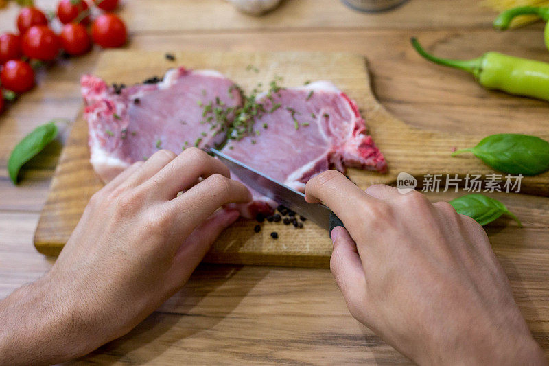 食物。切片的生肉烧烤与新鲜蔬菜肉生牛排。牛排烧烤。西红柿，辣椒，煮肉用的香料。