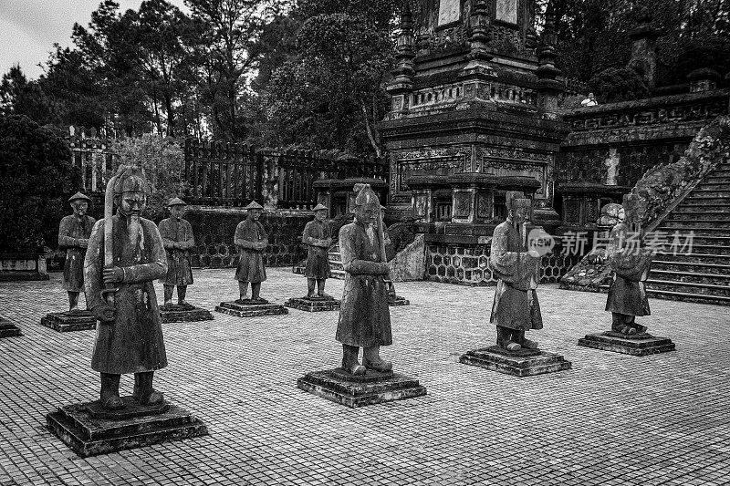 越南顺化开定墓中的石头士兵。黑色和白色