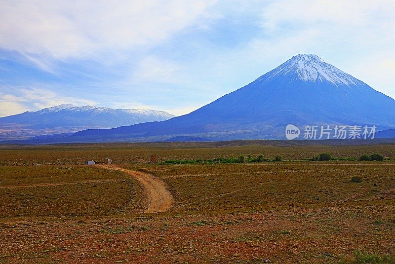 乡村土路-山口智利安第斯高原在日出和利坎卡武尔火山，田园诗般的阿塔卡马沙漠，白雪皑皑的火山草原普纳景观全景-安托法加斯塔地区，智利安第斯，智利Bolívia和阿根廷边境