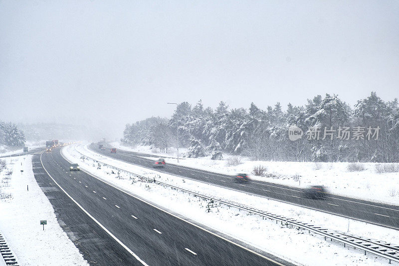 冬季暴风雪期间高速公路上的交通