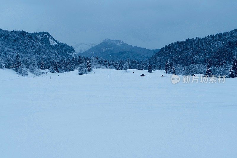 在欧洲阿尔卑斯山脉，冰雪覆盖的冬季景观和森林