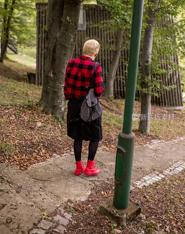 那女孩沿着树林里的小路走