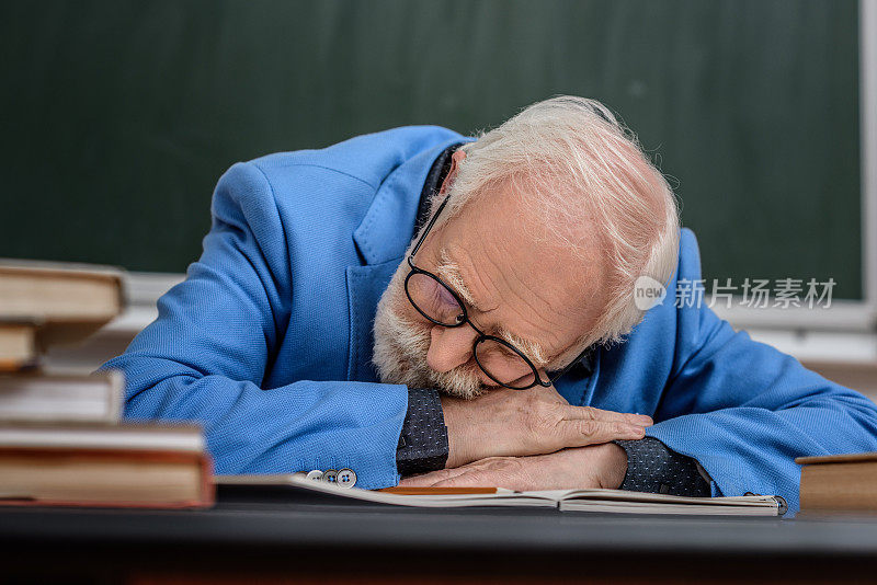 高级讲师睡在工作台上