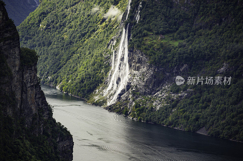 云中的峡湾