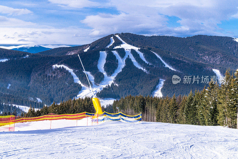 位于乌克兰喀尔巴阡山脉的现代滑雪胜地。雪道和山峰