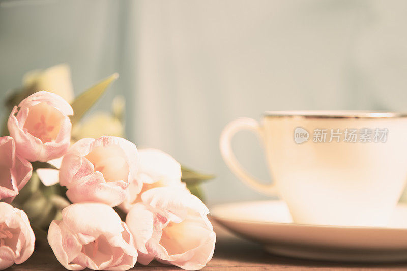 粉色郁金香花束和茶祝您母亲节快乐。