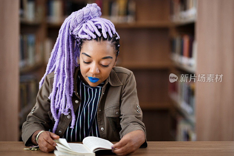 在图书馆里梳着脏辫的黑人女孩