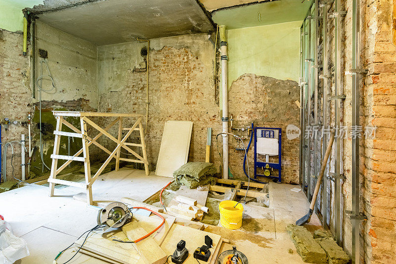 房内的木板和施工工具都是在公寓的施工、改建、重建和翻新过程中使用的。
