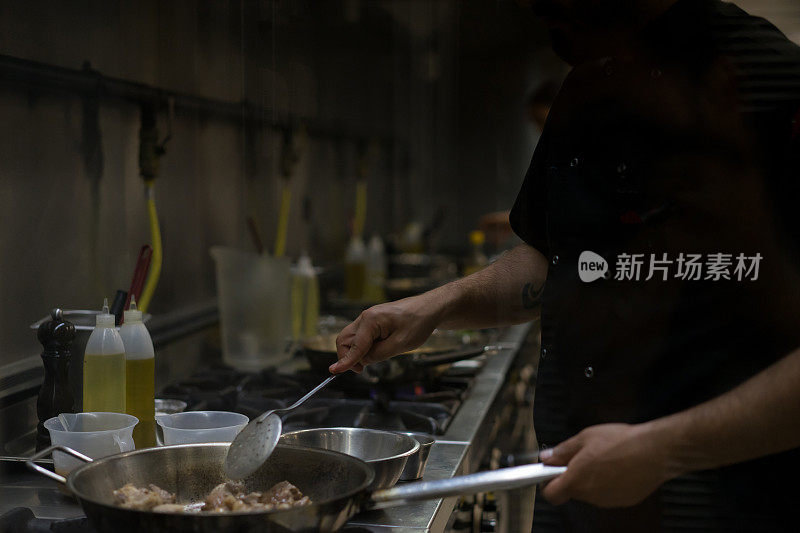 男厨师烹饪牛肉