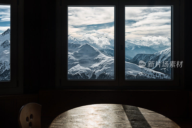 在瑞士达沃斯，透过窗户可以看到壮观的瑞士阿尔卑斯山脉