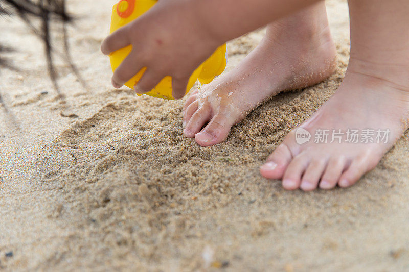 在海滩上洗脚的女孩