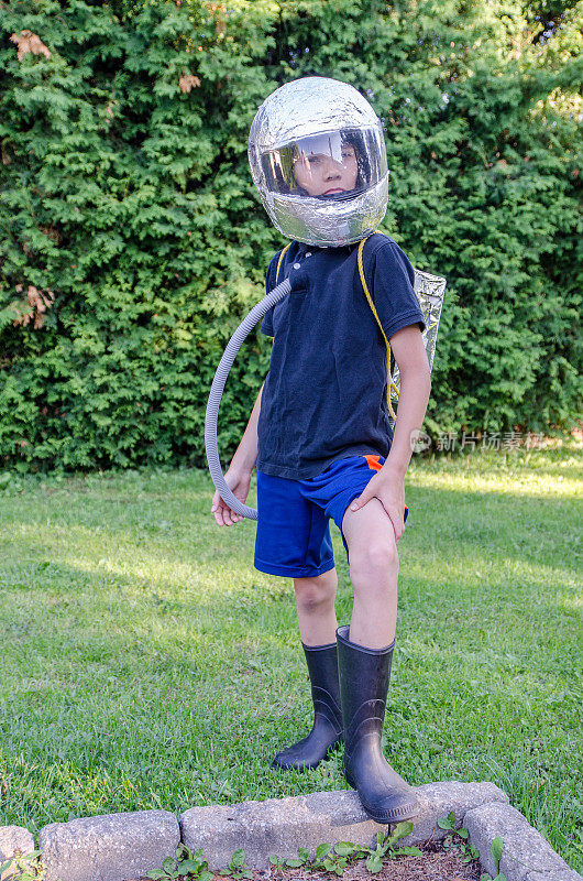 夏日里，小男孩在后院装扮成宇航员