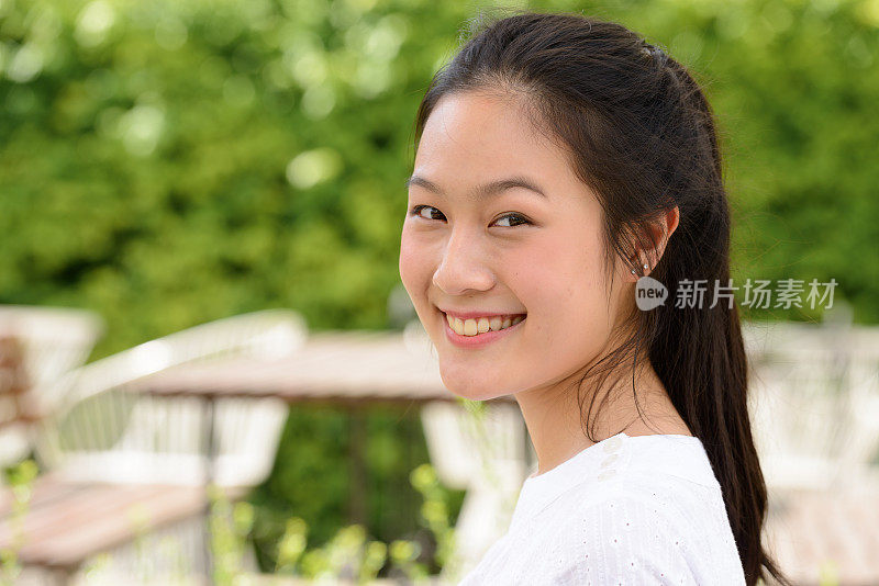 年轻美丽的亚洲女人放松和远离一切户外